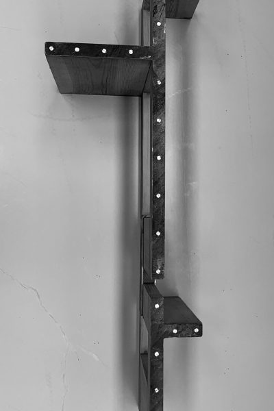 Escultura de madera y pletina de hierro.