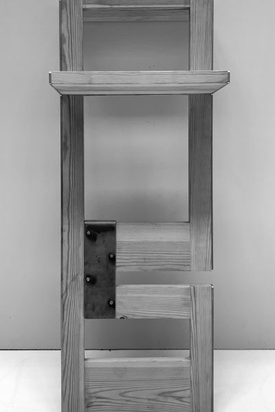 Escultura de madera y pletina de hierro.