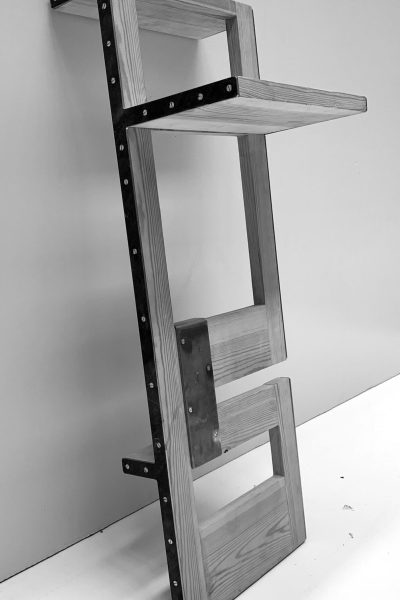 Escultura de madera y pletina de hierro.
